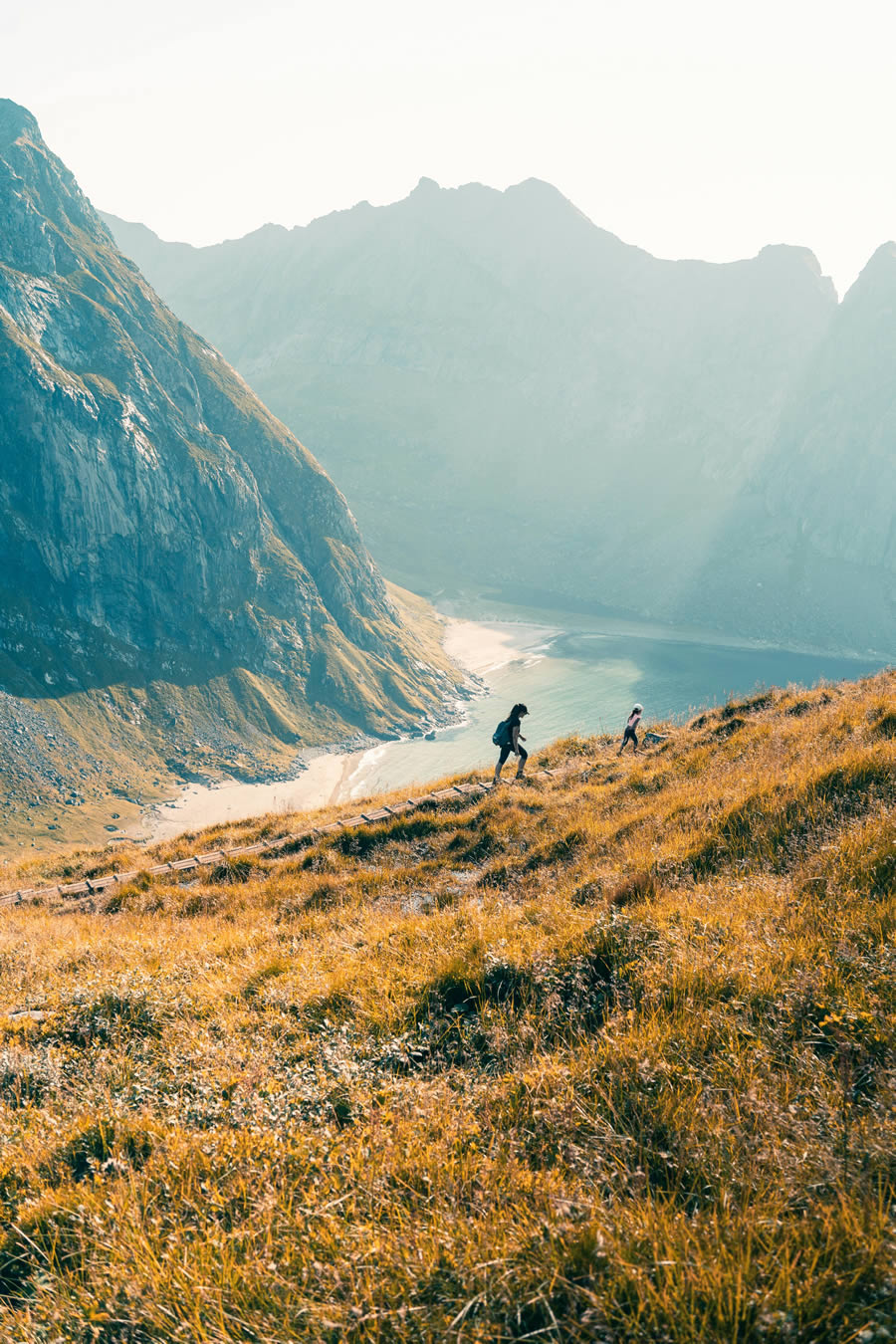 Personne marchant au Pays Basque entre mer et montagne, illustrant un mode de vie sain et actif.